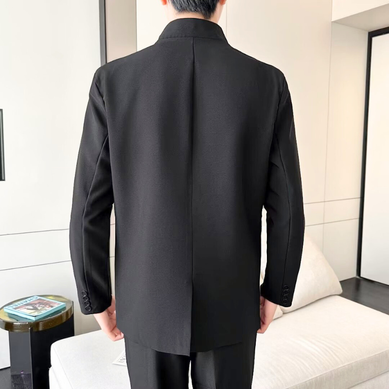 30代・40代メンズ向け春秋冬スタンドカラーセットアップの背面シルエット