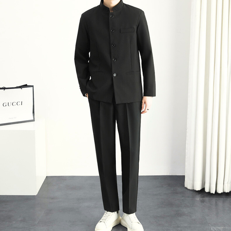 30代・40代メンズ向け春秋冬スタンドカラー黒セットアップの全身フロントコーデ