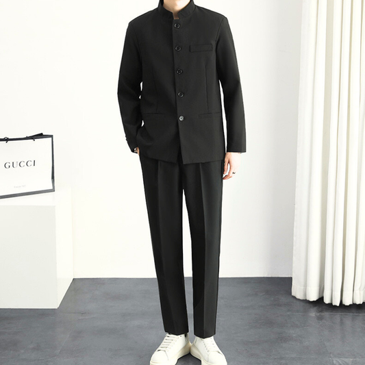 30代・40代メンズ向け春秋冬スタンドカラー黒セットアップの全身フロントコーデ