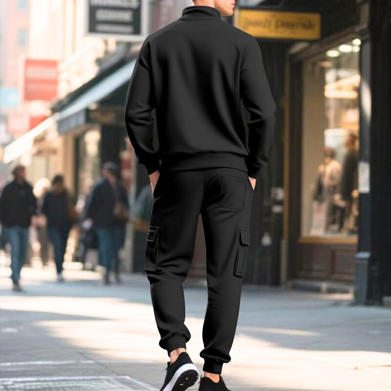 ブラックのスタンドカラースウェットセットアップ後ろ姿｜スタンドカラーが首元を引き締める