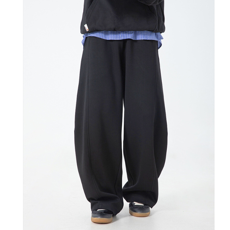 ブラックのスウェットパンツを使ったリラックスコーデ｜30代メンズの定番カラー