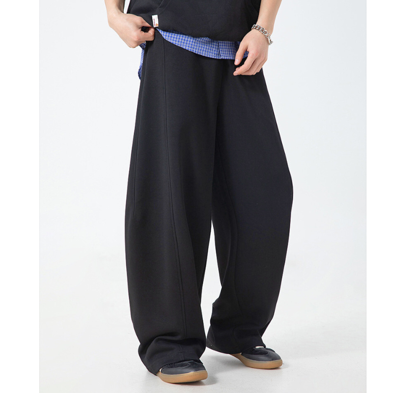 ブラックカラーが大人の余裕を感じさせる立体ワイドスウェットパンツ
