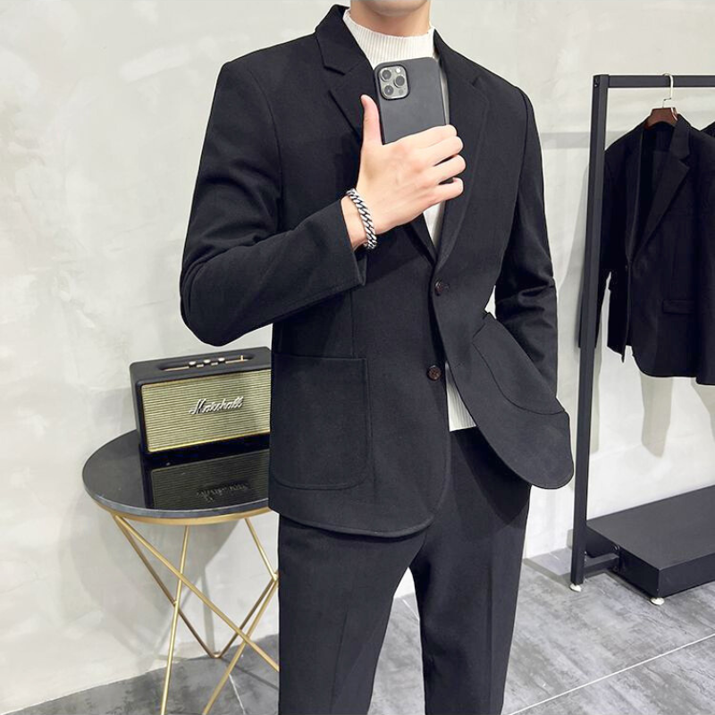 シンプルにまとめたブラックテーラードジャケットの大人カジュアルコーデ