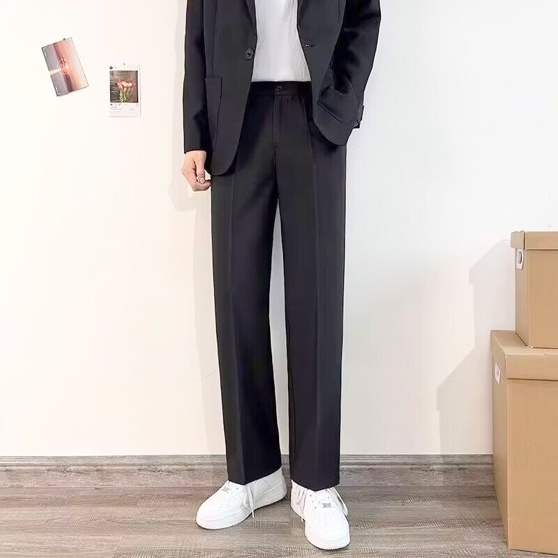 黒のテーラードスーツを着た全身スタイリング｜通勤・フォーマル・デートに使える上品シルエット