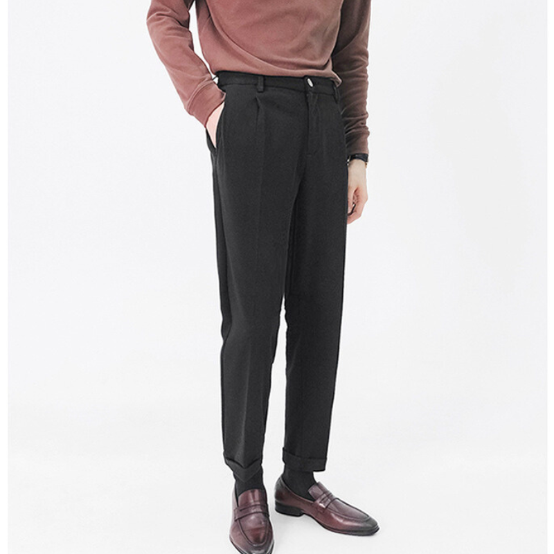 30代・40代メンズ向け秋冬ブラックテーパードパンツのサイドシルエットと美脚ライン