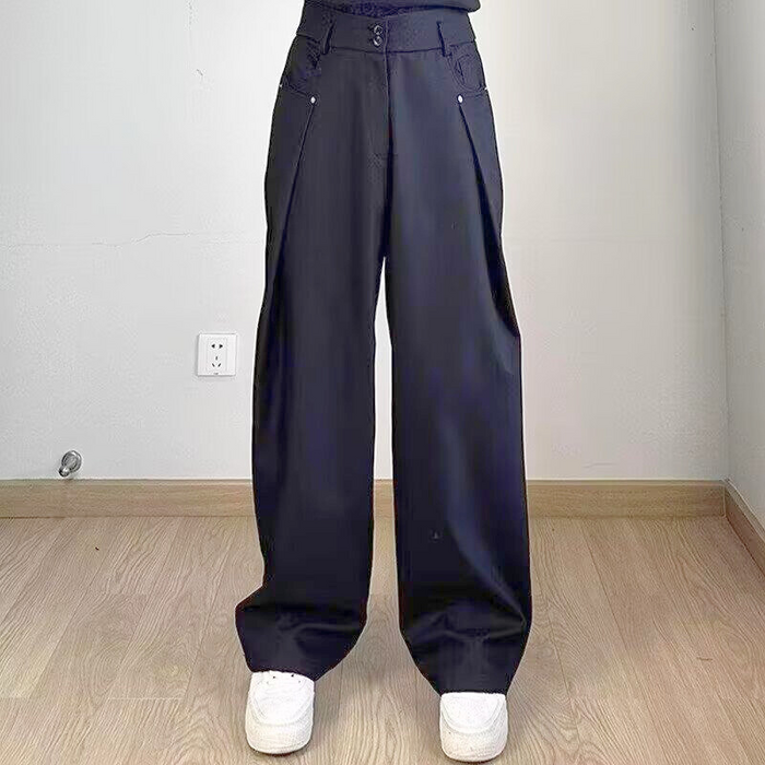 ブラックカラーのタックワイドパンツを着用した立ち姿