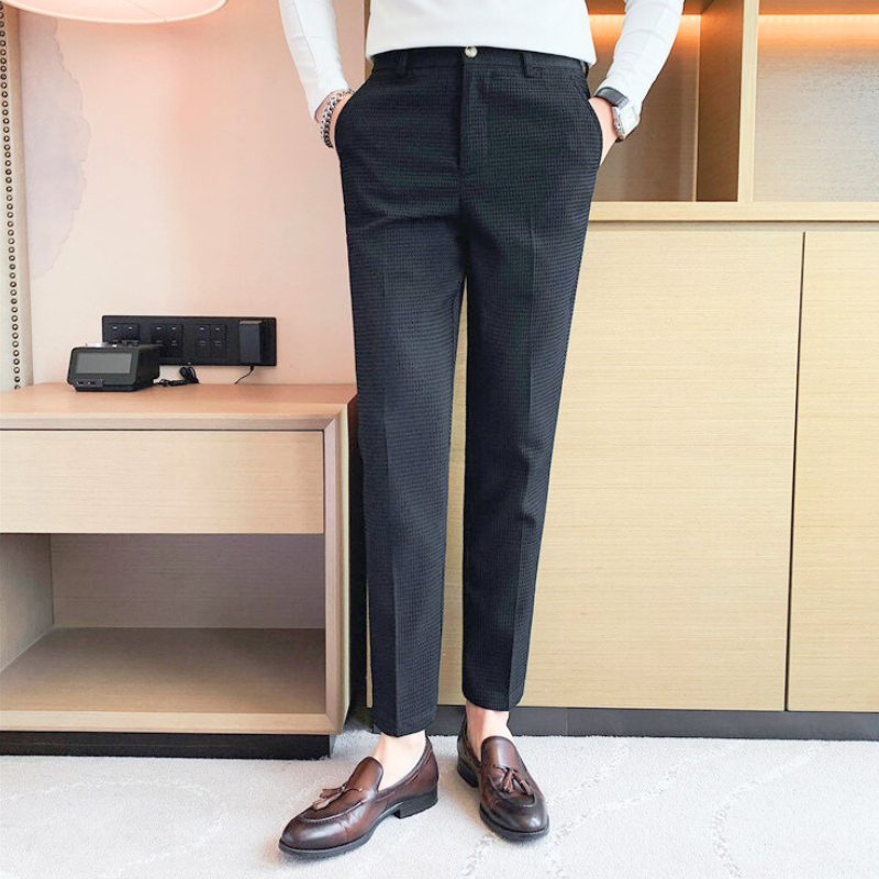 ブラックのワッフル調テーパードパンツ｜シャープな印象で着回し◎