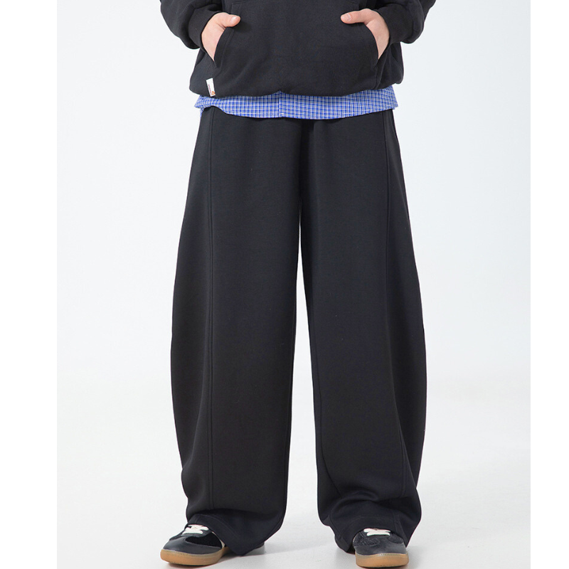 スタイリッシュなブラックワイドパンツで落ち着きある大人の着こなしに