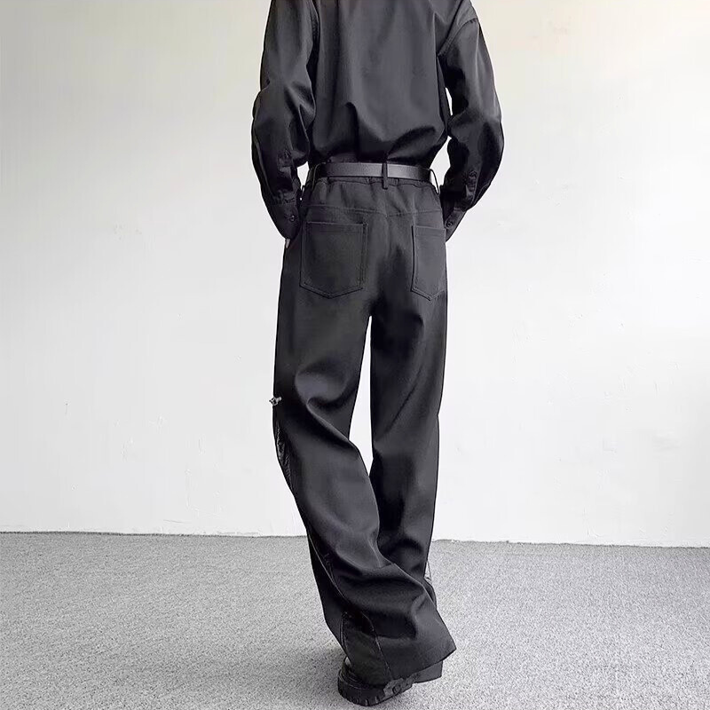 30代40代メンズ向け黒ワイドパンツ｜バックシルエットが映えるオールシーズン仕様の大人モードボトム