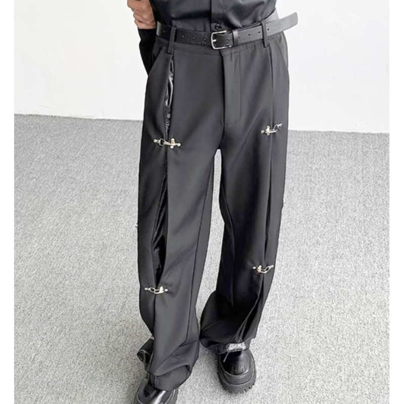 30代メンズ向けフェイクレザー切替金具ワイドパンツ｜春夏秋冬の大人モードコーデに使える黒ワイドシルエット