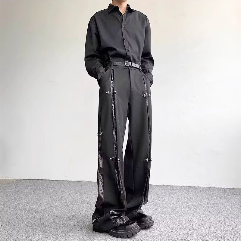 フェイクレザー切替×金具デザインの黒ワイドパンツ｜春夏秋冬の大人カジュアルに合うメンズボトム