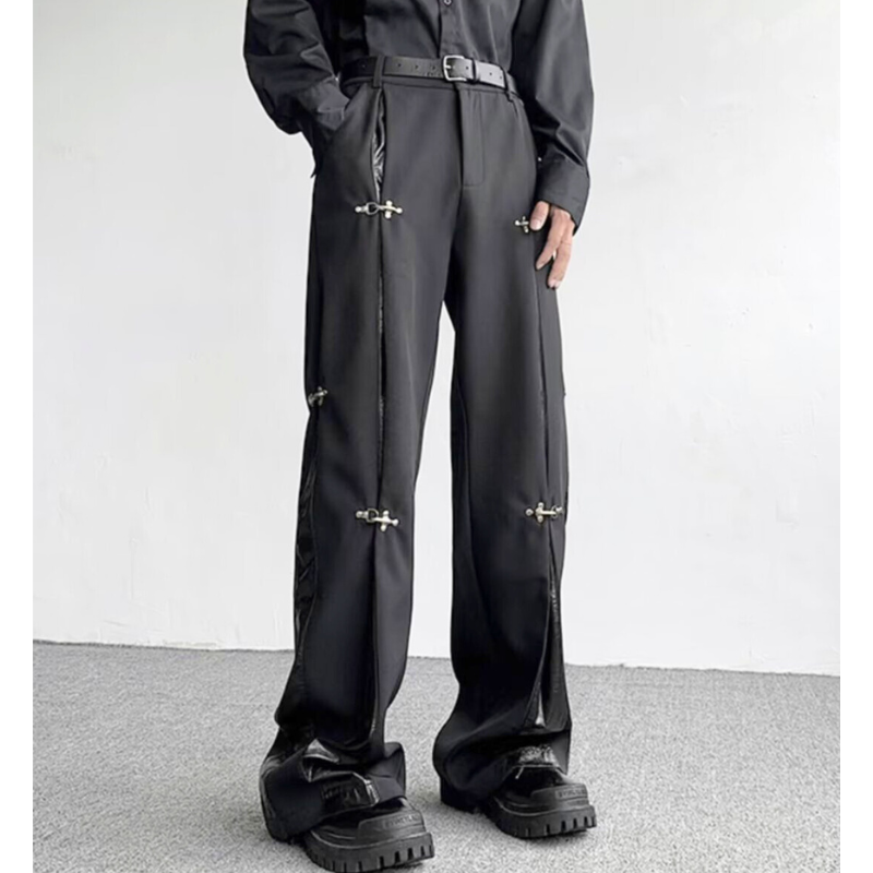 フェイクレザーと金具パーツが特徴のメンズ黒ワイドパンツ｜春夏秋冬で楽しめるモード系ボトム