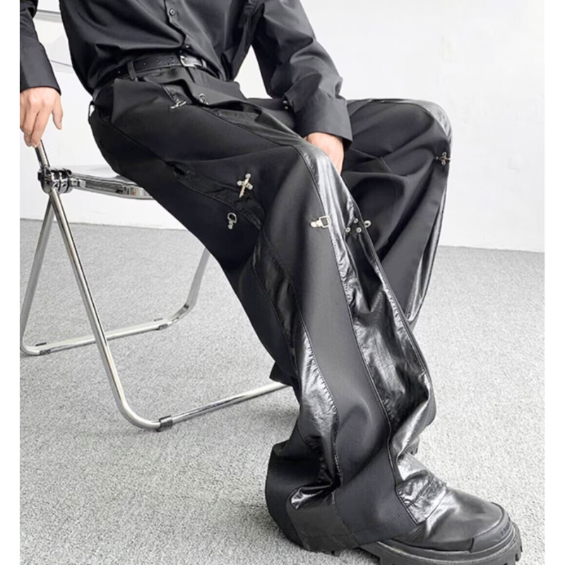 40代メンズにも合う黒ワイドパンツ｜フェイクレザー切替と金具デザインが映える春夏秋冬モードボトム