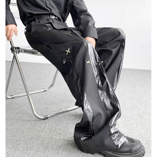 40代メンズにも合う黒ワイドパンツ｜フェイクレザー切替と金具デザインが映える春夏秋冬モードボトム