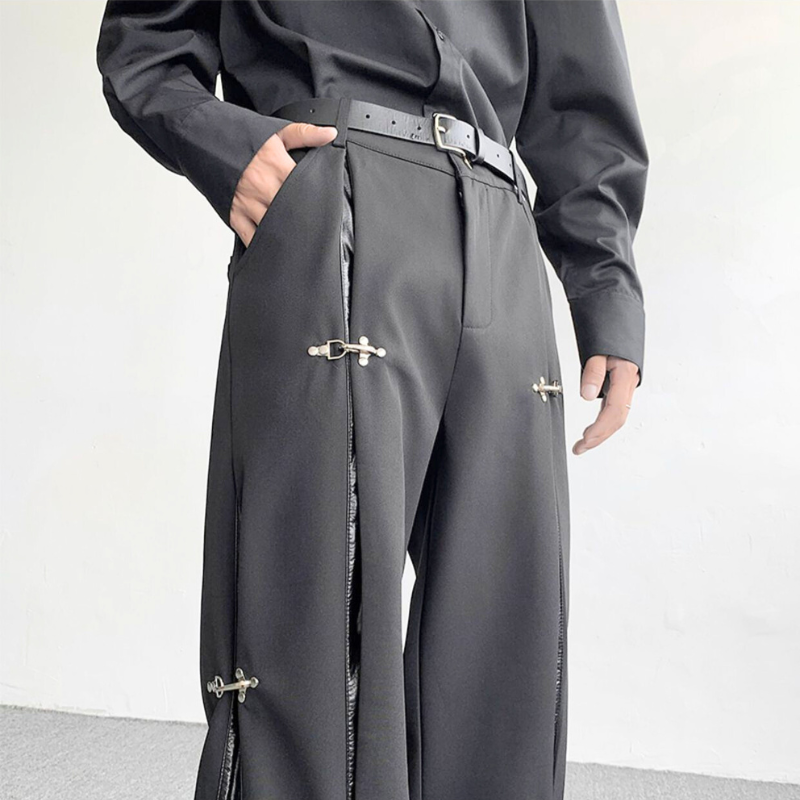 メタル金具がアクセントのメンズ黒ワイドパンツ｜30代向け大人モードスタイルに最適な春夏秋冬アイテム