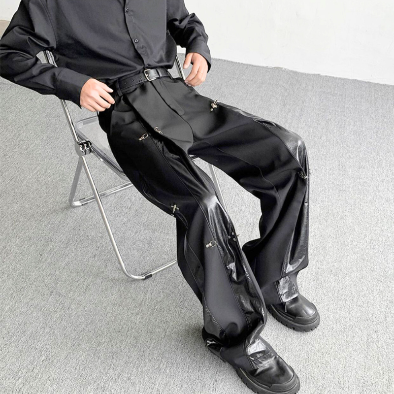 春夏秋冬に活躍するメンズ黒ワイドパンツ｜フェイクレザー切替のルーズシルエットを合わせたモードコーデ