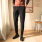 自宅で撮影された黒のテーパードパンツを使った上品コーデ