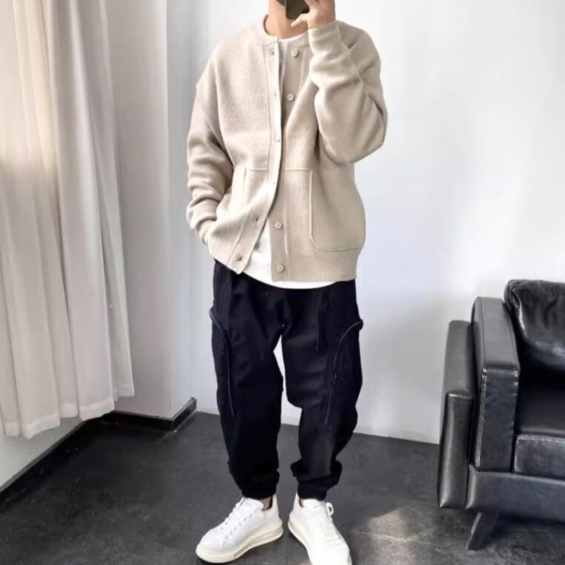大人メンズ向けアイボリーニットカーデジャケットのカジュアルコーデ