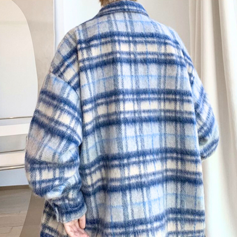 背面までしっかりチェック柄のブルーシャツジャケット