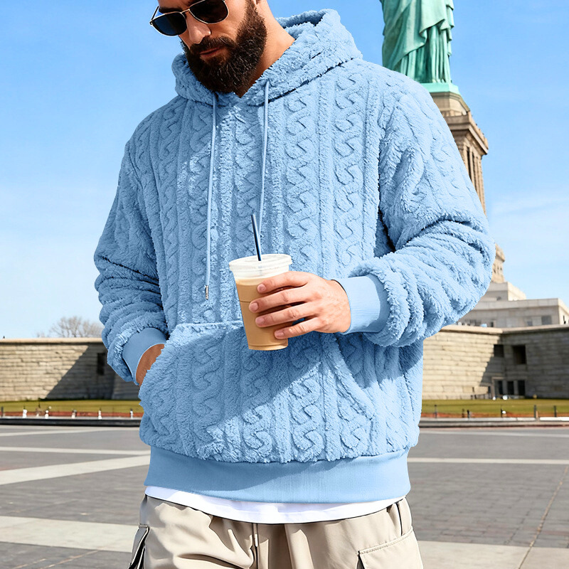 ブルーのフリースパーカー正面姿｜リラックス感と上品さを両立したカジュアルスタイル