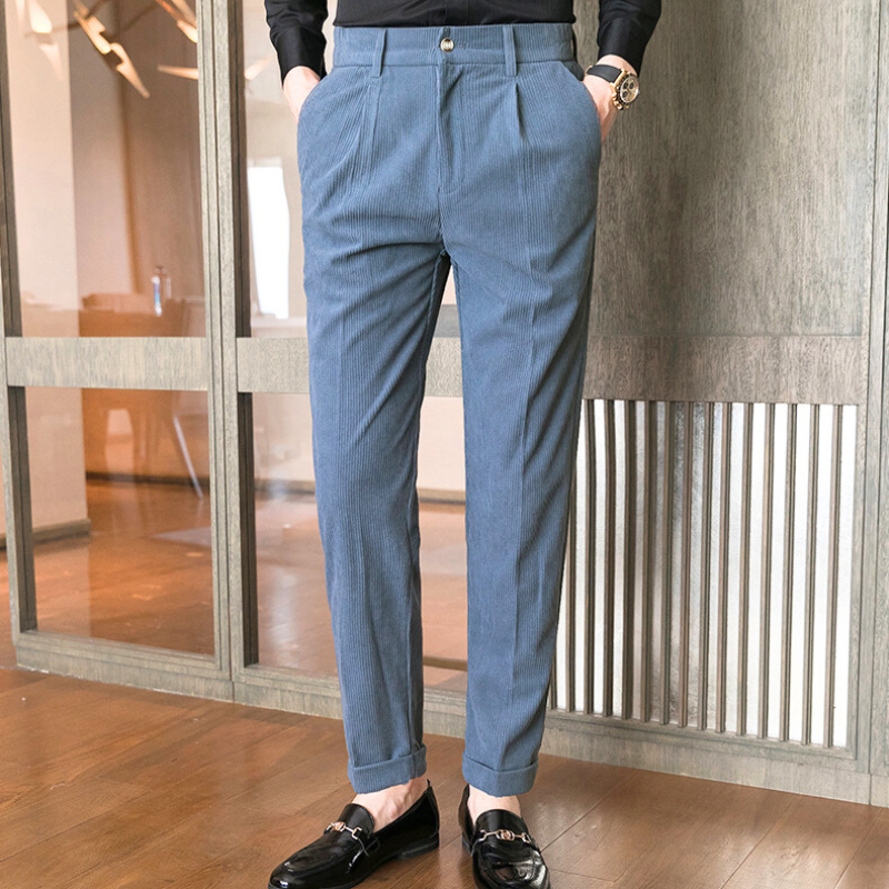 青みがかったグレーカラーで洗練された印象のコーデュロイパンツ