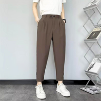 サイドビューで見るブラウンパンツ テーパードラインが美しい