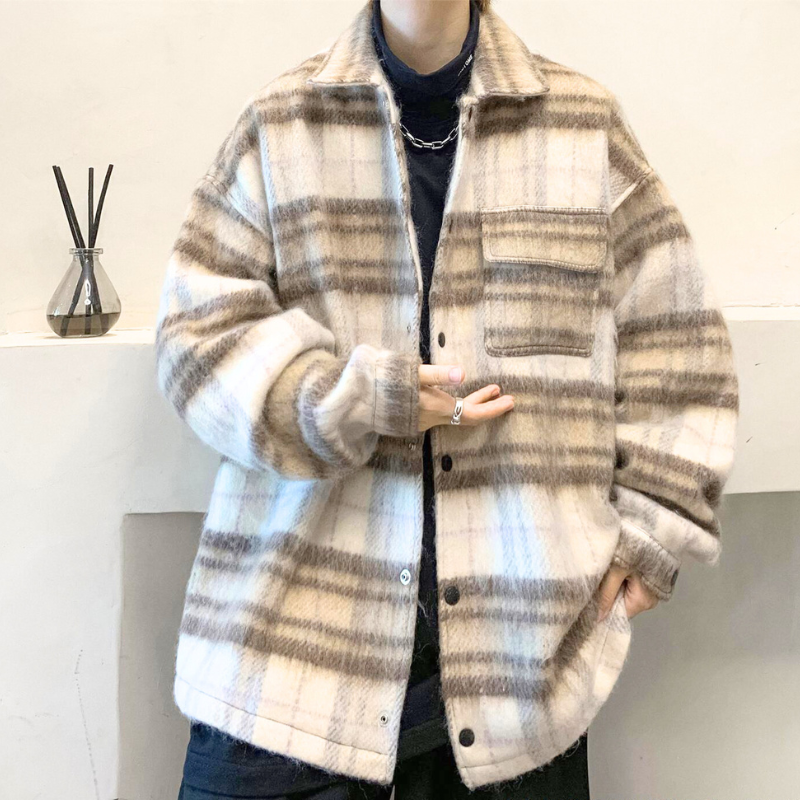 ベージュのふんわりチェック柄ジャケットを羽織った30代男性モデル