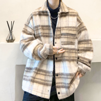 ベージュのふんわりチェック柄ジャケットを羽織った30代男性モデル