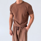 立体感のある生地が特徴のジャガードTシャツを着用した30代男性（ブラウン）