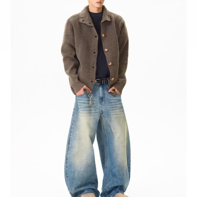 ブラウン系厚手リブニットジャケットを着た30代メンズの秋冬向け落ち着いたコーデ