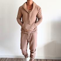 30代メンズにおすすめのブラウン系ワッフルセットアップ。大人の余裕を感じるリラックススタイル