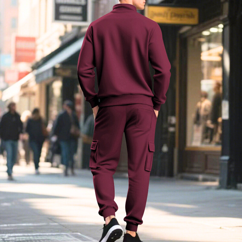 バーガンディのスタンドカラースウェットセットアップ後ろ姿｜秋冬コーデに映える深みカラー