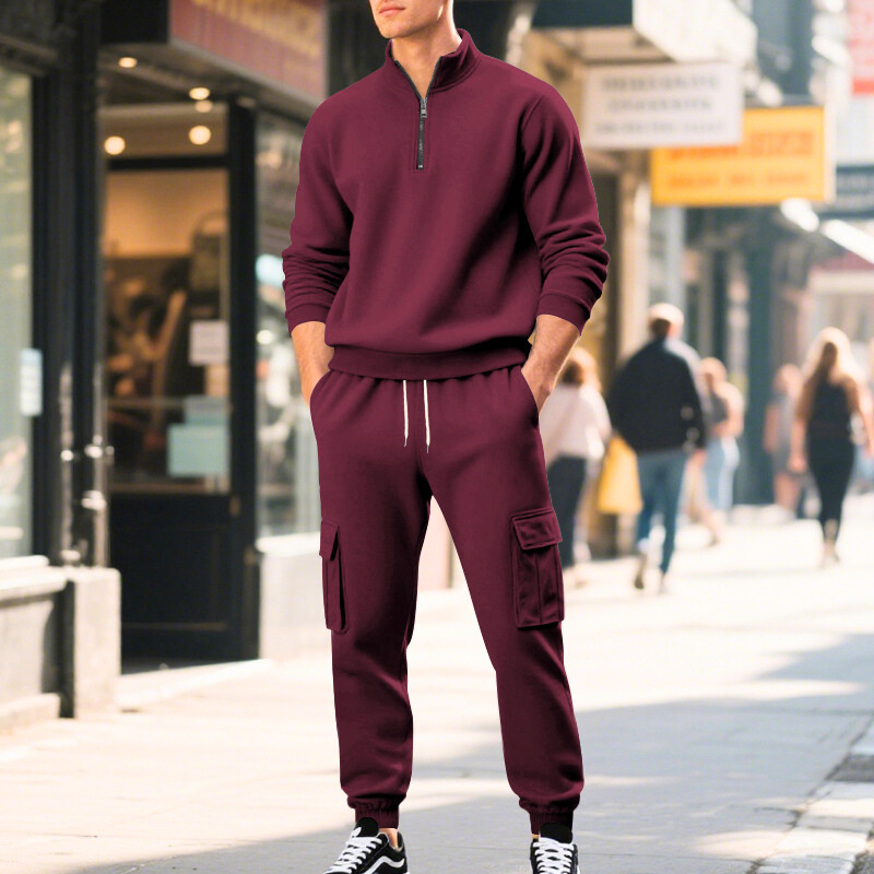 バーガンディのスタンドカラースウェットセットアップ｜落ち着いた色味で大人の品格を演出