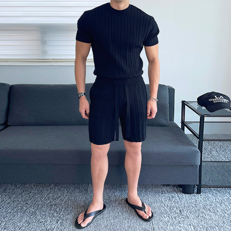 黒のケーブル編み半袖ニットセットアップを着た男性の全身正面コーデ