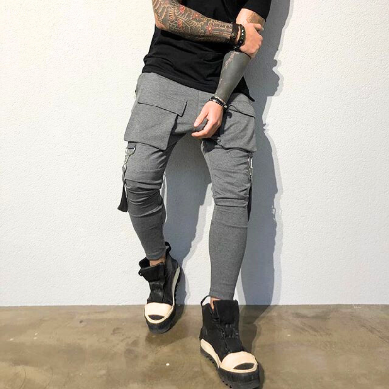 グレーのカーゴジョガーパンツを着用した30代男性のコーディネート例