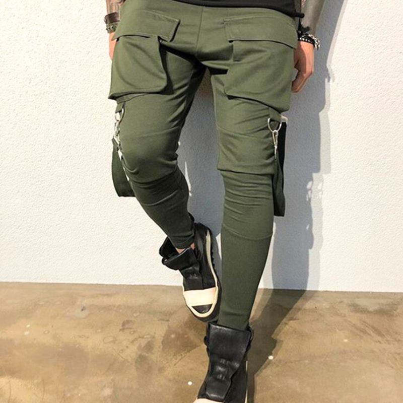 秋冬向けのカーゴジョガーを着用する30代男性モデル（グリーン）