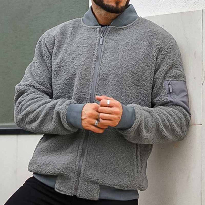 30代メンズ向けチャコールの立体ボアMA-1風ブルゾンを正面から着用する男性
