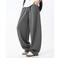 ゆるやかなドレープが魅力のチャコールグレーパンツ｜40代男性の休日コーデに最適