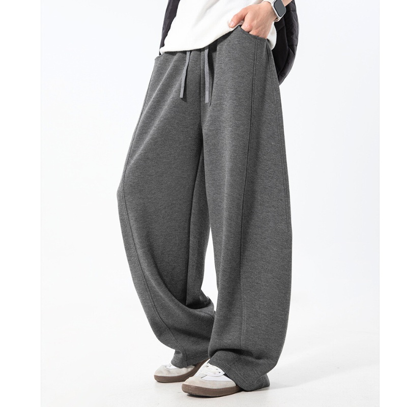 ゆるやかなドレープが魅力のチャコールグレーパンツ｜40代男性の休日コーデに最適