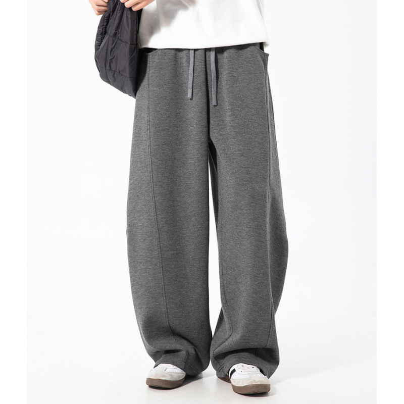 30代メンズに人気のチャコールグレーのワイドスウェットパンツ｜春秋に映える大人のリラックスボトム