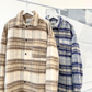 ブラウンとブルーの2色展開のチェック柄シャツジャケットの並び