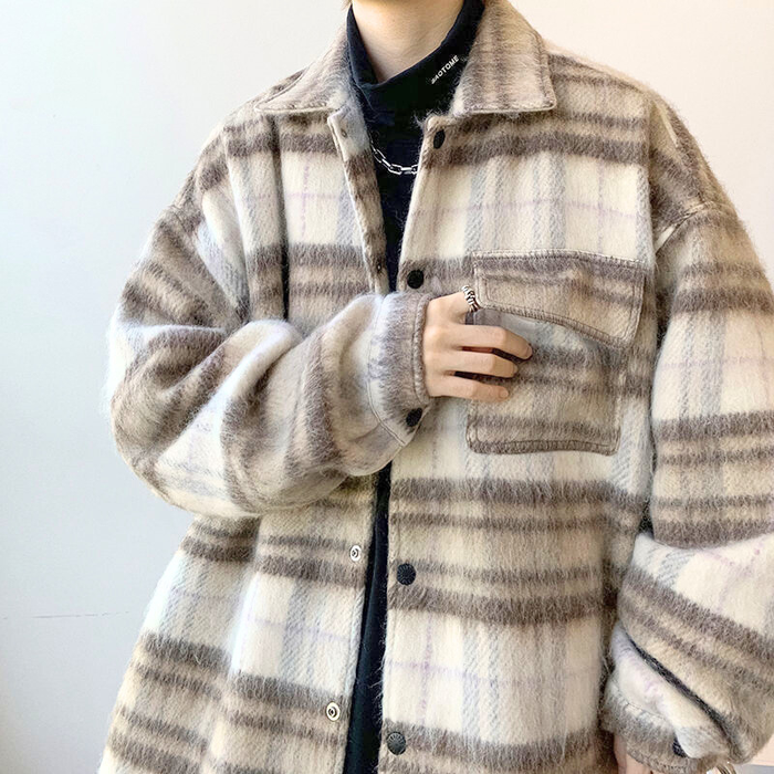 起毛チェックシャツジャケットのフロントボタンを閉じる様子
