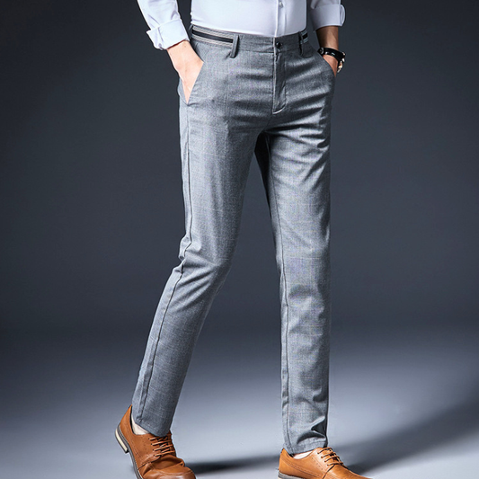 チェック柄テーパードスラックスを斜め前から見せたメンズ着用画像