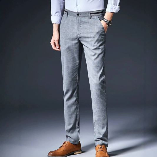 チェック柄テーパードスラックスを正面から見せたメンズ着用画像