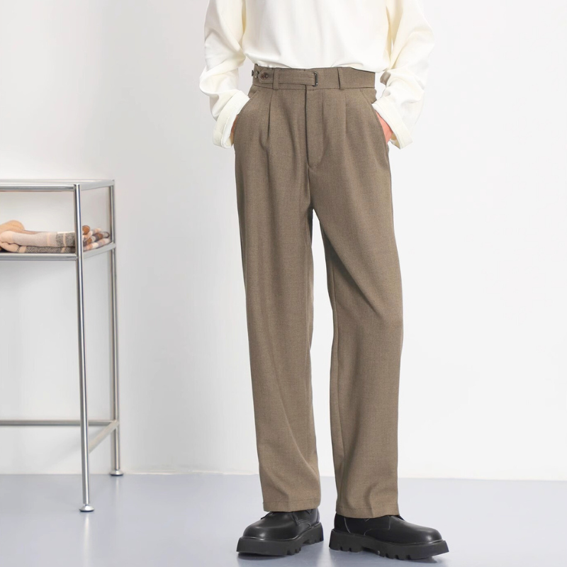 抜け感あるホワイトトップスと合わせたきれいめメンズコーデ