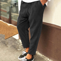 ブラックのコーデュロイパンツを穿いて立っている男性モデル