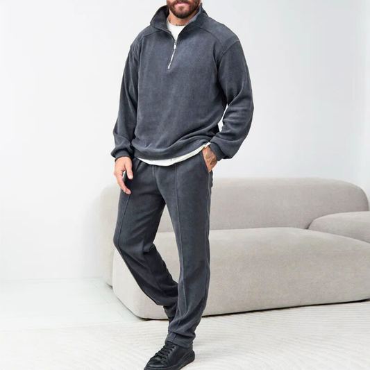 30代・40代メンズ向け、グレーのコーデュロイ風スタンドジップセットアップ着用コーデ