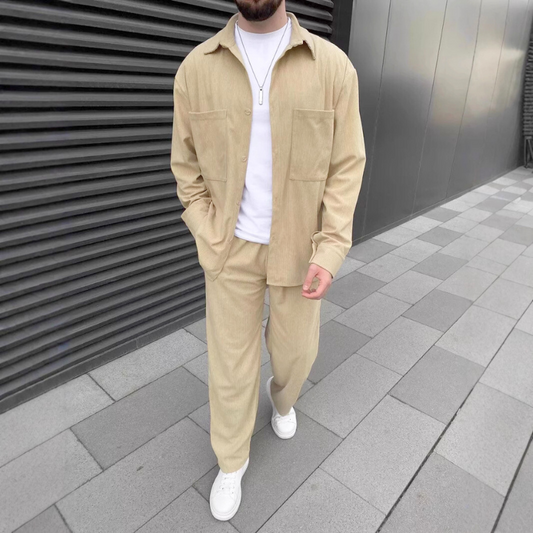 ベージュのコーデュロイセットアップで街歩き｜30代40代に似合う優しい印象の秋冬コーデ