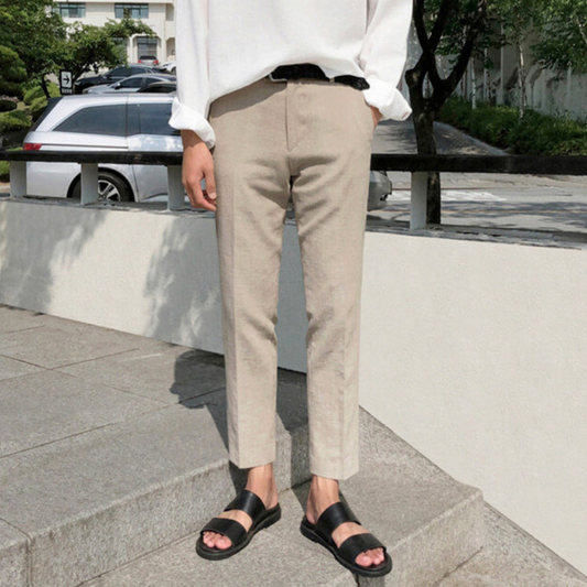 白シャツと合わせたコットンリネンテーパードパンツの春夏スタイリング