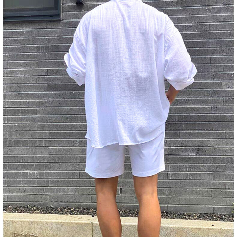 白の綿麻長袖シャツを後ろから見せたメンズバックスタイル画像